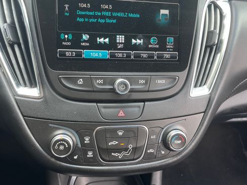 Used 2018 Chevrolet Malibu LT w/ Leather Package FWD image 11