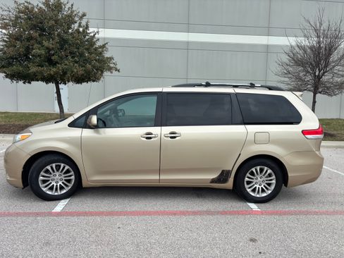 Used 2011 Toyota Sienna XLE image 1