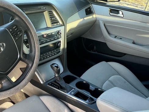 Used 2017 Hyundai Sonata SE FWD image 4