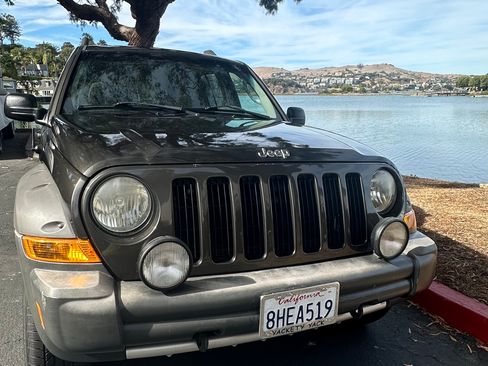 Used 2006 Jeep Liberty Renegade w/ Trailer Tow Group AWD/4WD image 8