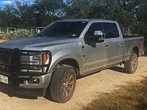 Used 2018 Ford F250 Platinum w/ Platinum Ultimate Package AWD/4WD image 4