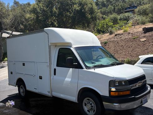 Used 2003 Chevrolet Express 3500 w/ Chrome Appearance Package RWD image 2