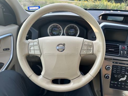 Used 2010 Volvo XC60 T6 R-Design image 12