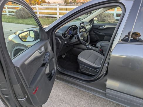 Used 2020 Ford Escape SE Sport image 16