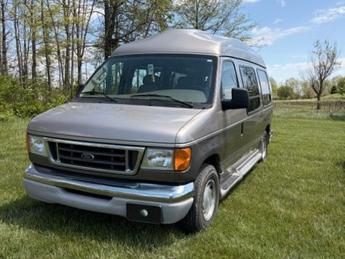 Used 2003 Ford E-150 and Econoline 150 RWD image 1