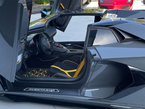 Used 2021 Lamborghini Aventador SVJ AWD/4WD image 8