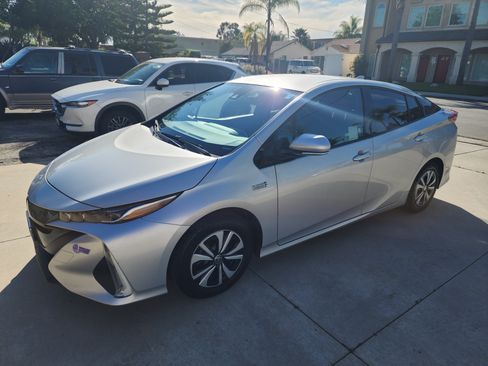 Used 2018 Toyota Prius Prime Plus image 6