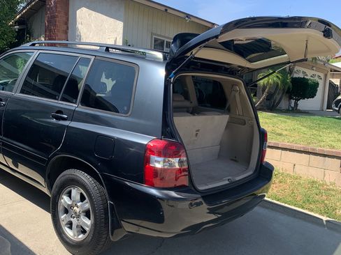 Used 2005 Toyota Highlander 2WD V6 w/ 3rd Row image 9