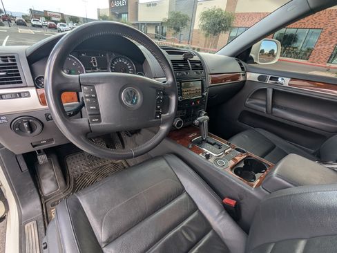 Used 2010 Volkswagen Touareg TDI image 15