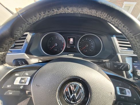 Used 2019 Volkswagen Tiguan SE w/ Panoramic Sunroof Package image 6