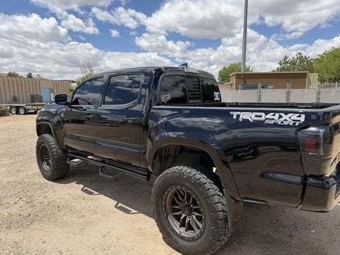 Used 2016 Toyota Tacoma TRD Sport w/ Towing Package AWD/4WD image 12
