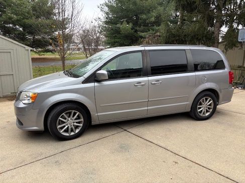 Used 2014 Dodge Grand Caravan SXT image 2