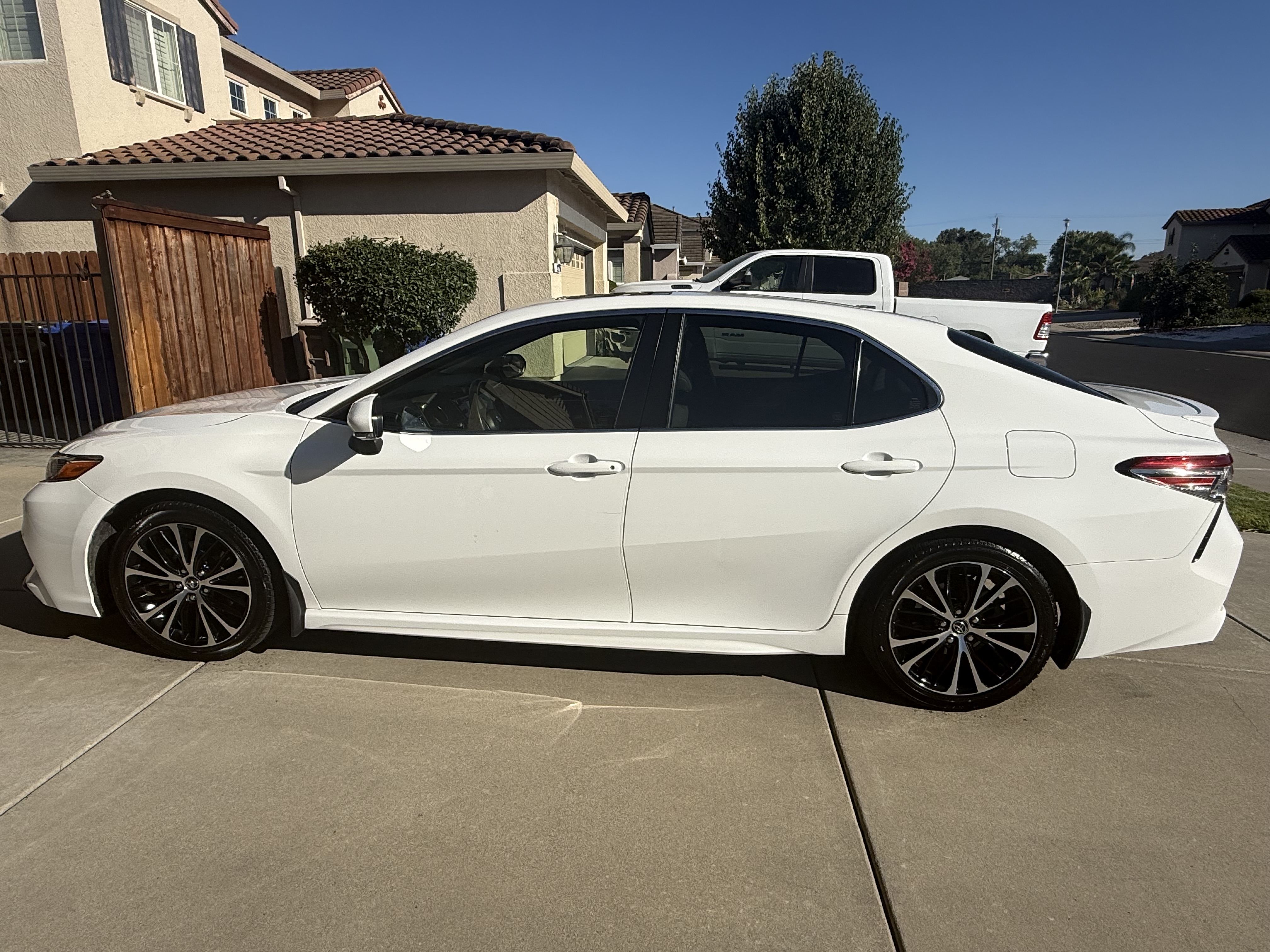 Used 2018 Toyota Camry SE w/ Moonroof Package FWD image 4