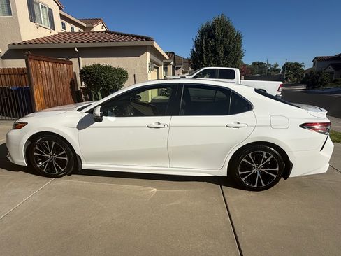 Used 2018 Toyota Camry SE w/ Moonroof Package FWD image 4