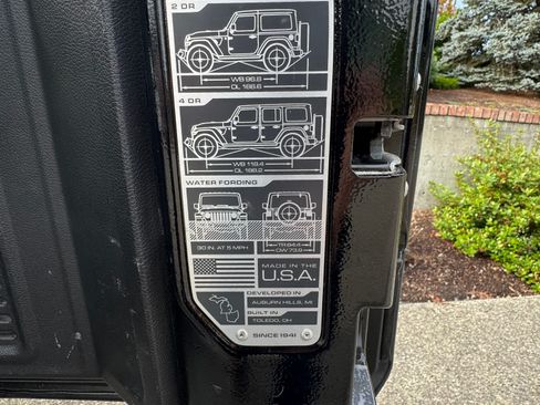 Used 2019 Jeep Wrangler Unlimited Sahara w/ Uconnect 4C Nav & Sound Group image 13