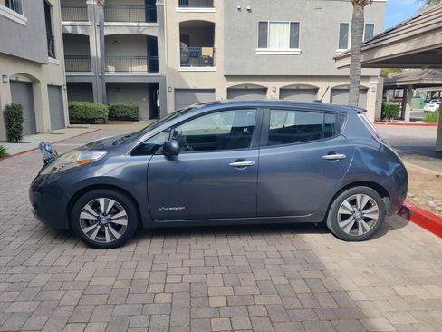 Used 2013 Nissan Leaf SL w/ Premium Pkg image 2