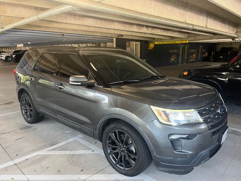 Used 2018 Ford Explorer XLT w/ Equipment Group 202A FWD image 13