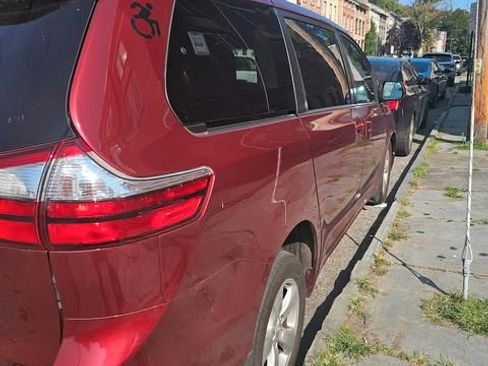 Used 2017 Toyota Sienna LE image 3