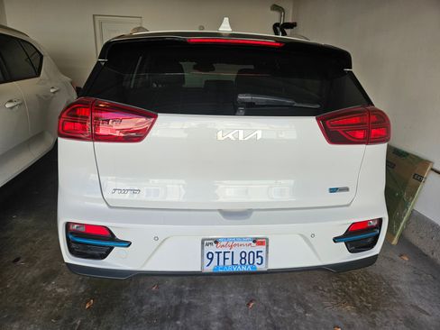 Used 2022 Kia Niro EX Premium w/ Cold Weather Package image 5