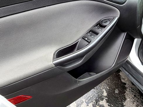 Used 2013 Ford Focus SE w/ SE Winter Pkg image 9