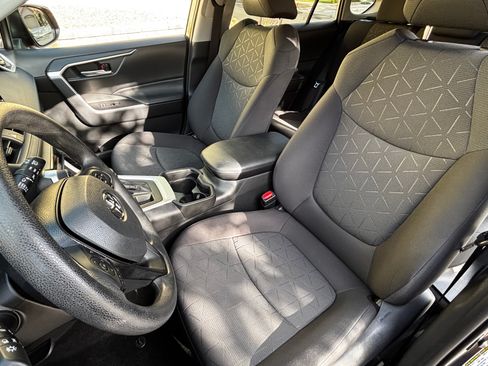 Used 2021 Toyota RAV4 XLE AWD/4WD image 17