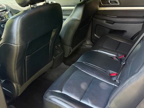 Used 2016 Ford Explorer XLT w/ Equipment Group 202A image 6
