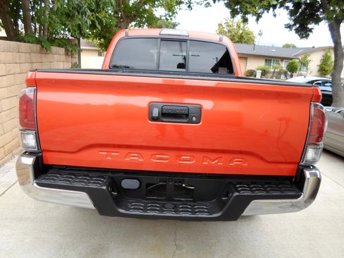 Used 2018 Toyota Tacoma SR5 w/ SR5 Appearance Package (SM) RWD image 6