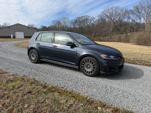 Used 2018 Volkswagen GTI SE image 1