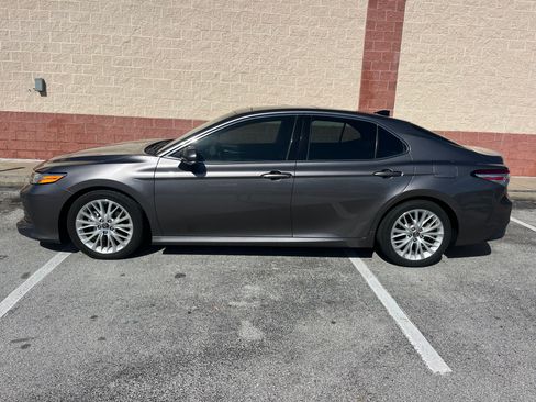 Used 2018 Toyota Camry XLE image 11