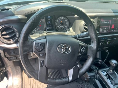 Used 2022 Toyota Tacoma TRD Off-Road AWD/4WD image 5