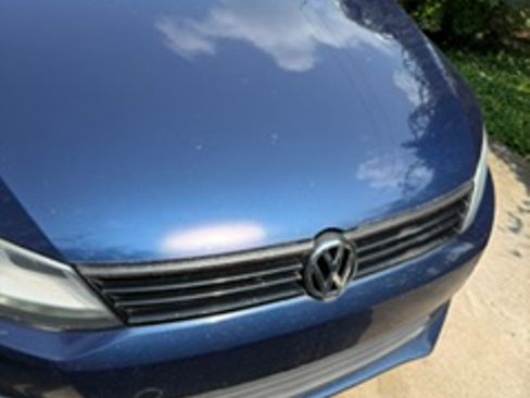Used 2011 Volkswagen Jetta SE FWD image 2