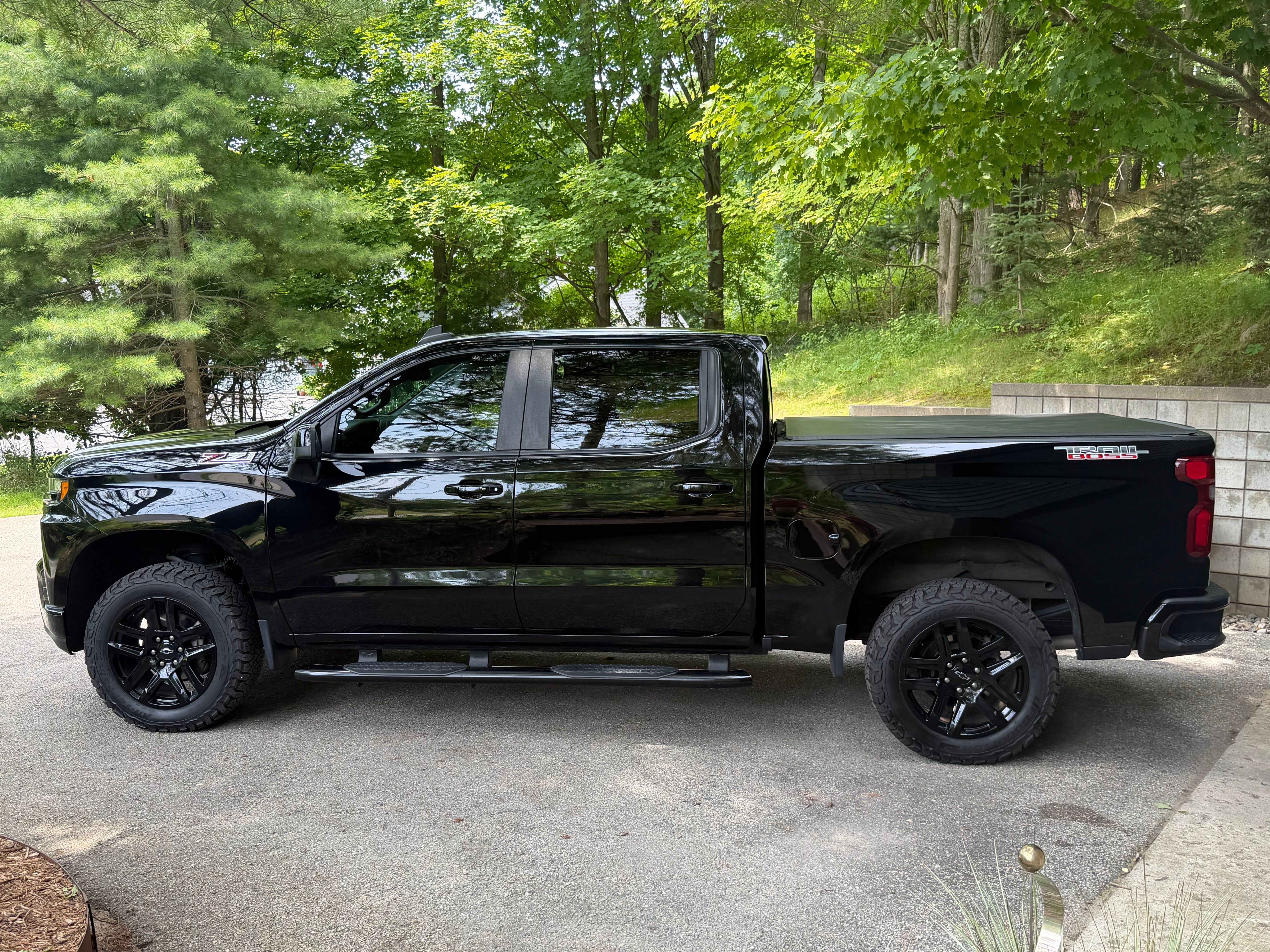Used 2021 Chevrolet Silverado 1500 LT Trail Boss w/ Convenience Package II AWD/4WD image 1