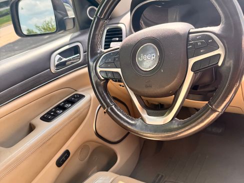 Used 2018 Jeep Grand Cherokee Overland AWD/4WD image 13