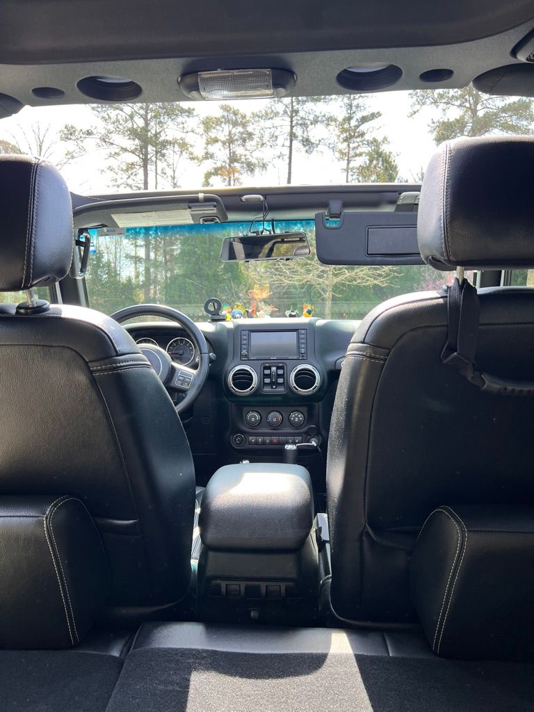 Used 2018 Jeep Wrangler Unlimited Sahara w/ Connectivity Group AWD/4WD image 28