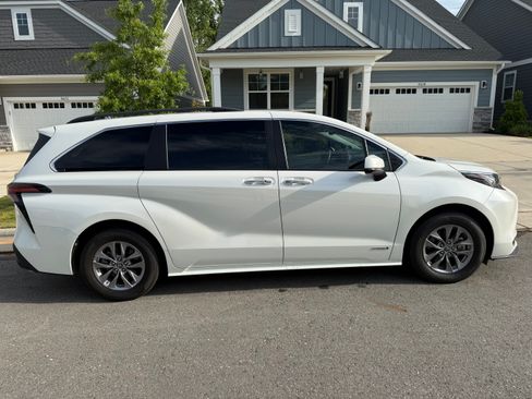 Used 2021 Toyota Sienna XLE w/ XLE Plus Package FWD image 1