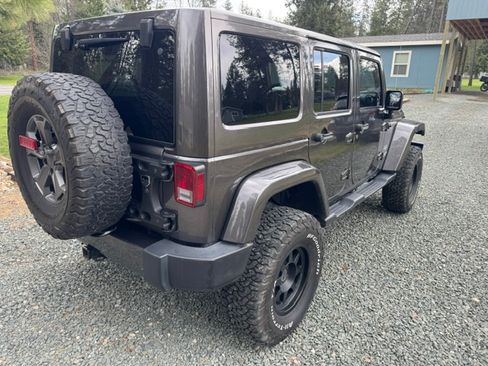 Used 2017 Jeep Wrangler Unlimited Sahara w/ Max Tow Package AWD/4WD image 4