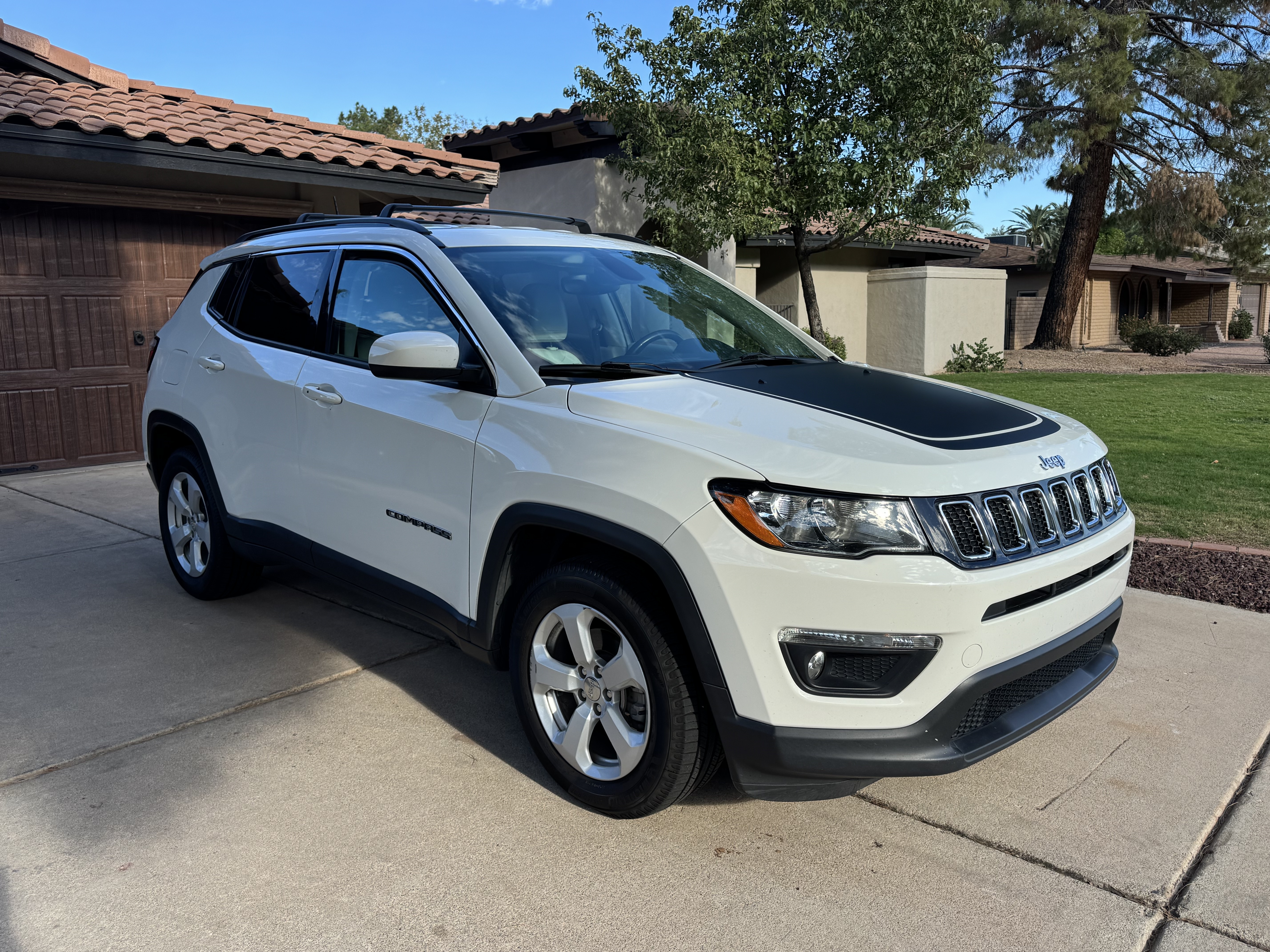 Used 2018 Jeep Compass Latitude FWD image 1