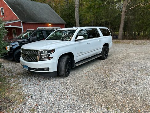 Used 2019 Chevrolet Suburban LT w/ LT Signature Package image 2
