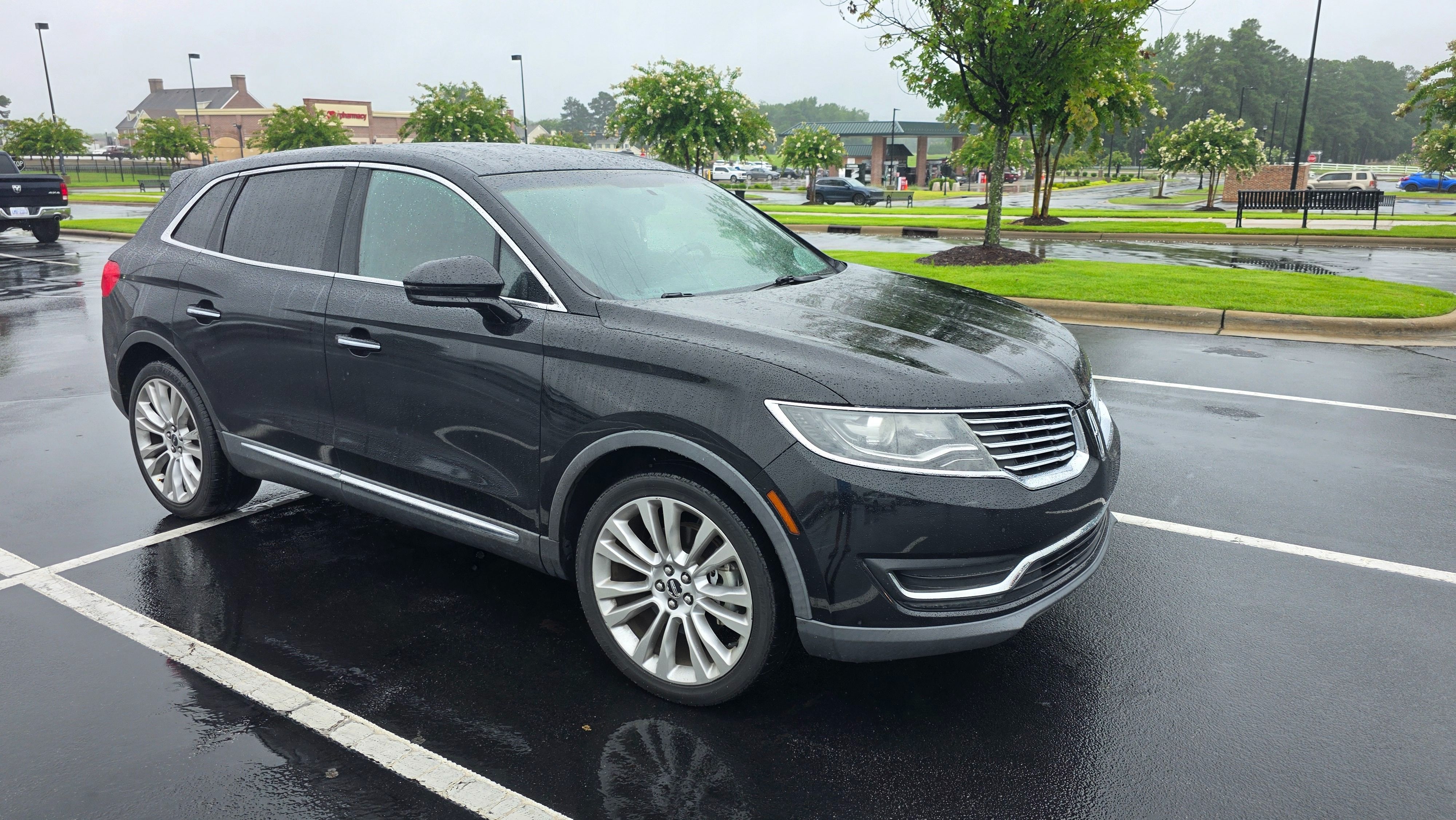 Used 2017 Lincoln MKX Reserve w/ Cargo Utility Package FWD image 11