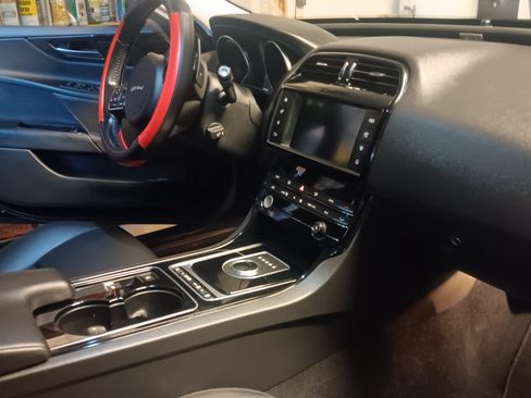 Used 2017 Jaguar XE image 16