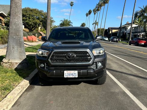 Used 2016 Toyota Tacoma TRD Sport image 5