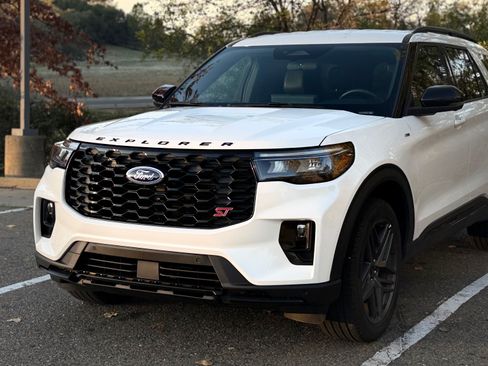 Used 2025 Ford Explorer ST-Line w/ ST-Line Street Pack image 1