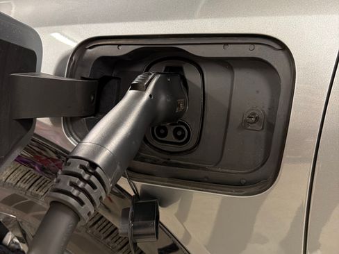 Used 2025 Chevrolet Equinox EV RS image 11