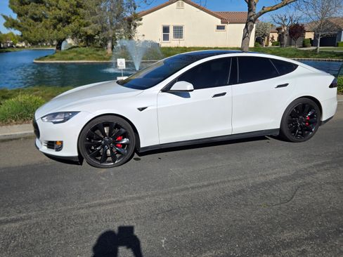Used 2015 Tesla Model S P90D image 1