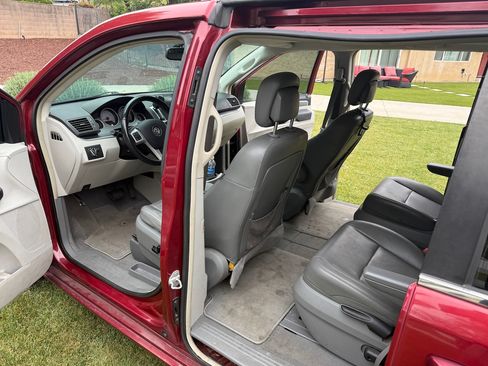 Used 2014 Volkswagen Routan SE image 19