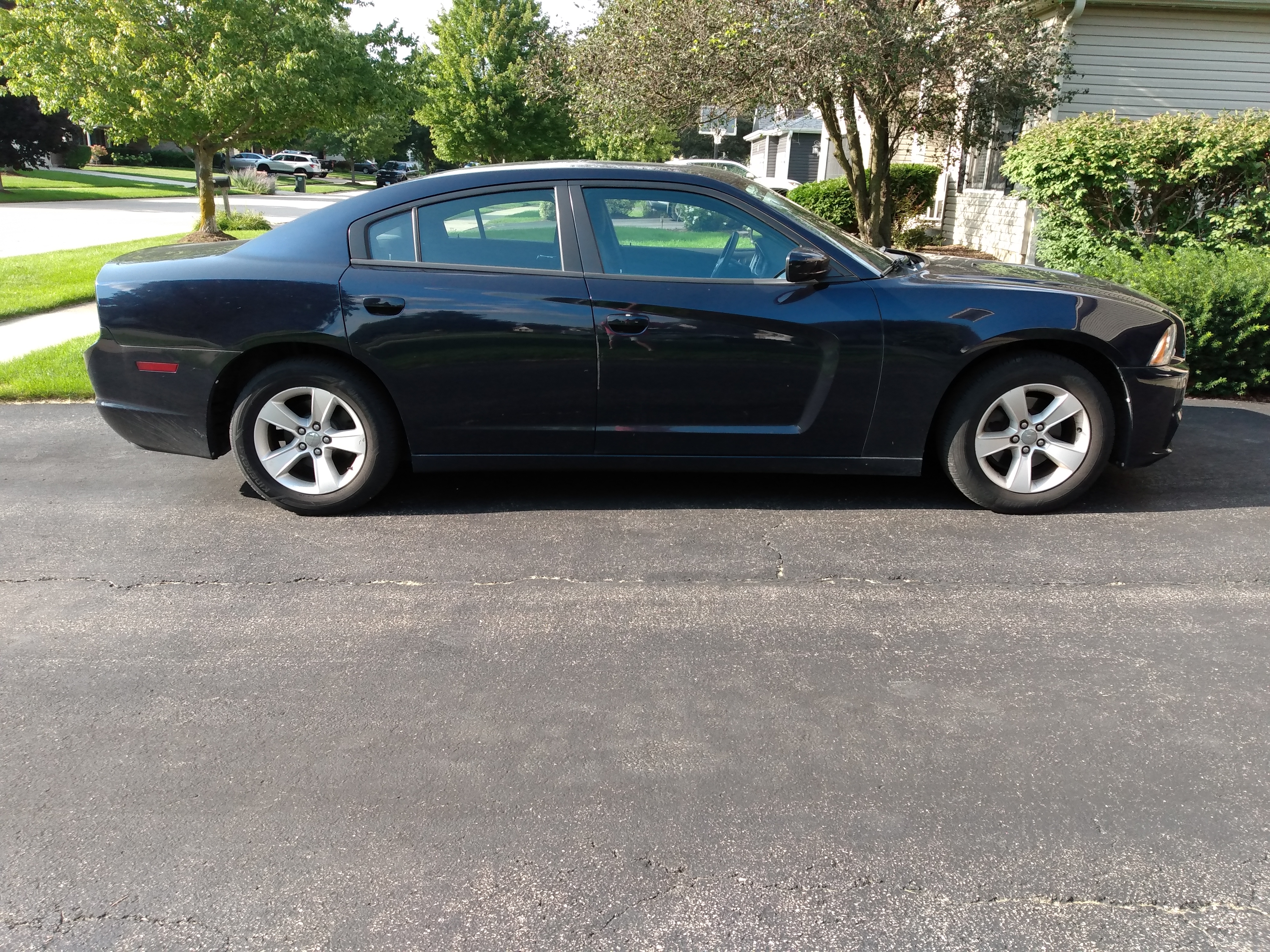 Used 2011 Dodge Charger SE RWD image 1