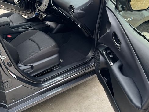 Used 2020 Toyota Prius LE image 10