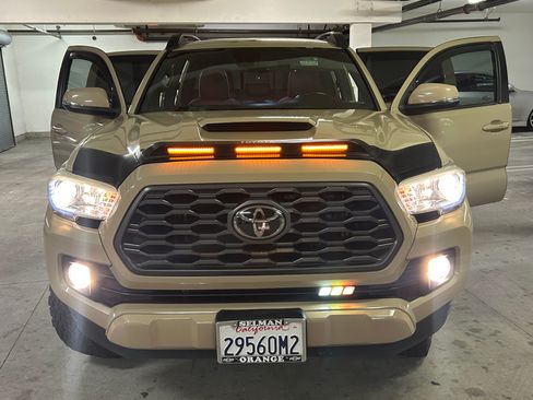 Used 2018 Toyota Tacoma TRD Sport w/ Technology Package image 12