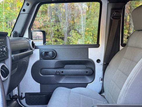 Used 2008 Jeep Wrangler Unlimited Sahara w/ Trailer Tow Group image 18