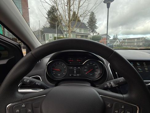 Used 2016 Chevrolet Cruze LT image 6